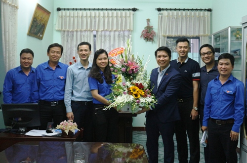 	Nhân chuyến công tác tại Quảng Nam, đồng chí Nguyễn Ngọc Lương - Bí thư Trung ương Đoàn đã tặng hoa chúc mừng đồng chí Đinh Nguyên Vũ và đồng chí Phạm Thị Thanh